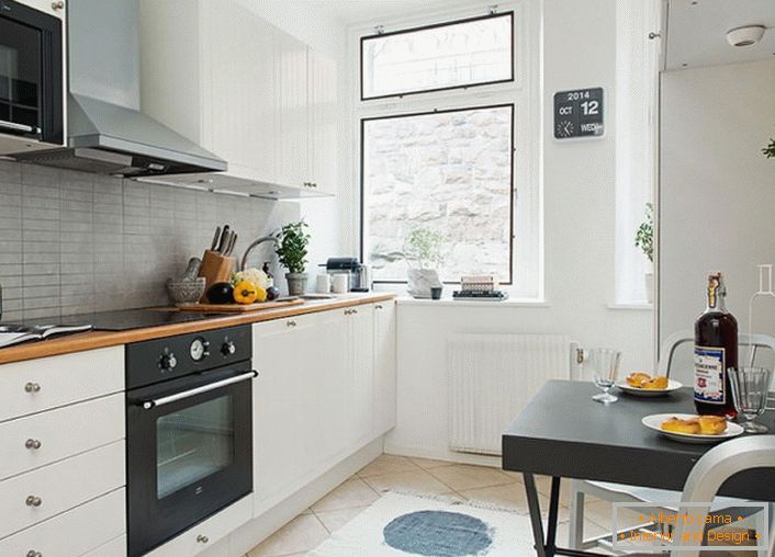 Cozinha em estilo escandinavo é um ótimo lugar para reuniões familiares quentes. O espaço é decorado modestamente, laconicamente, mas com bom gosto.