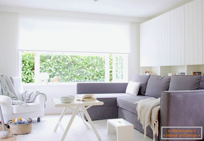 A combinação de cores brancas e cinzas sempre parece lucrativa, especialmente se for um estilo escandinavo. Sala de estar com móveis macios é espaçoso e luminoso.