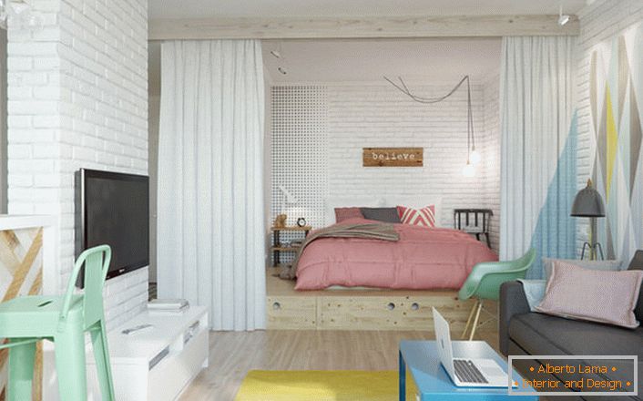 O estilo escandinavo é ideal, se falamos sobre o design de um pequeno apartamento. No nicho está localizado um quarto com uma cama grande e macia.