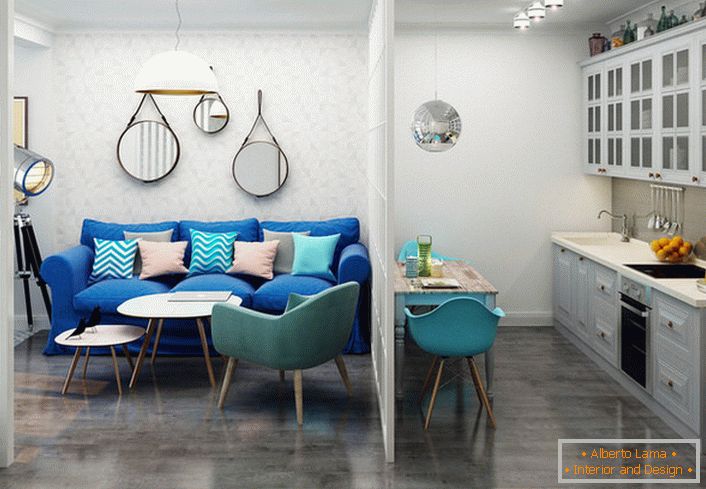 O sofá azul escuro contrasta com o acabamento leve. Um exemplo de um projeto de sucesso de um pequeno apartamento de um quarto.