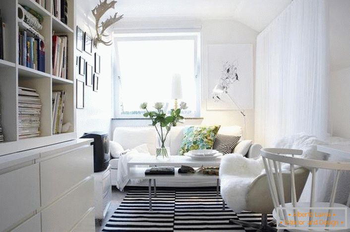 A combinação clássica de preto e branco parece lucrativa no interior no estilo escandinavo. Mobiliário branco torna a sala de estar leve e aconchegante.