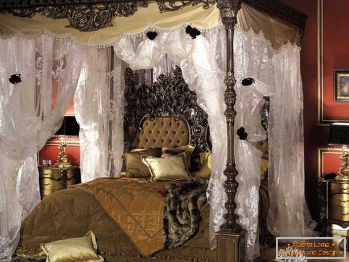 Quarto de luxo em estilo barroco. No centro da composição é uma enorme cama de dossel. 