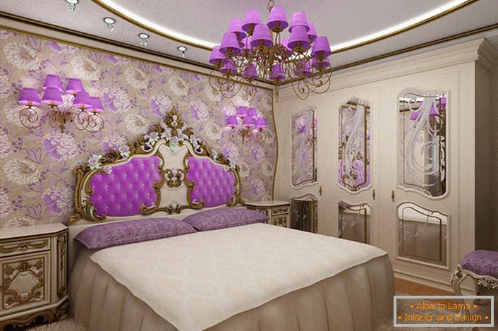 Candelabro e lâmpadas com tons de lilás são perfeitamente combinados para móveis e papel de parede floral.