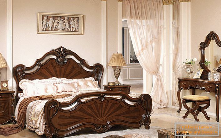 O estilo barroco clássico é representado por móveis de madeira escura laqueada.