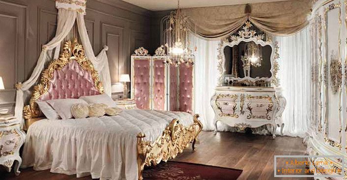 Um quarto em estilo barroco para uma verdadeira dama. Detalhes rosa no design fazem o interior verdadeiramente