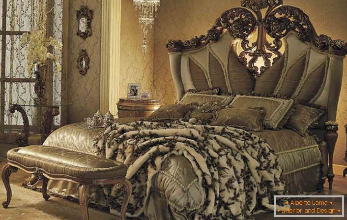 Uma cama de luxo em um quarto de hóspedes em estilo barroco em uma casa de campo em uma das províncias da França.