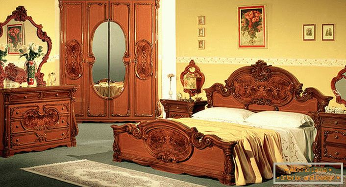 Mobiliário italiano para o quarto em estilo barroco.
