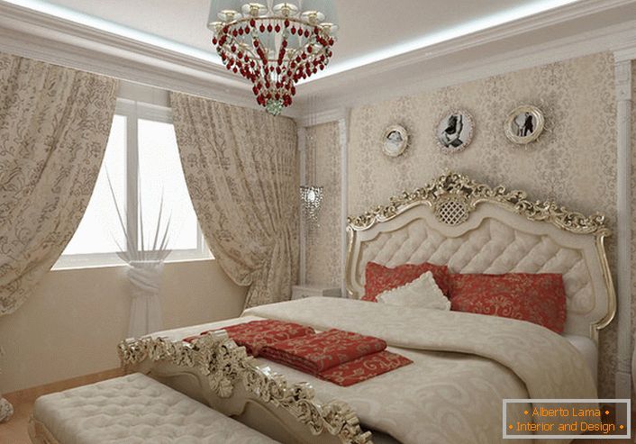 A cama com costas ornadas de cor dourada se encaixa perfeitamente no quadro geral no estilo barroco.