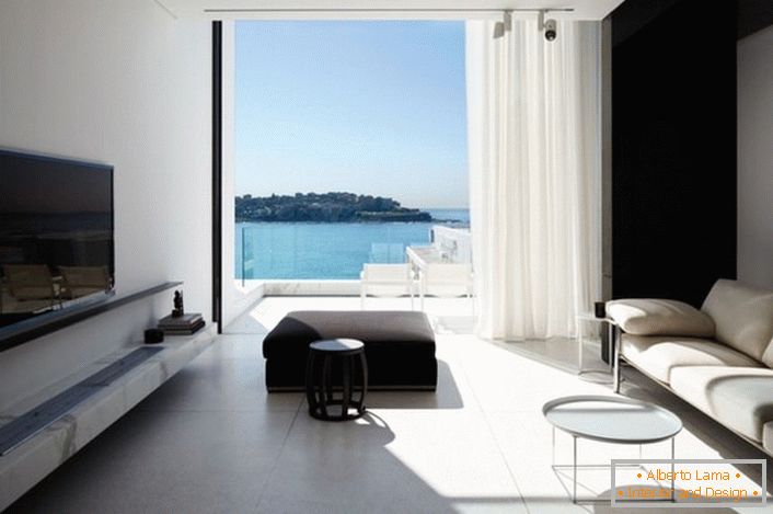 Maravilhosa sala de estar brilhante com vista para o mar. O estilo high-tech oferece o máximo em iluminação natural.