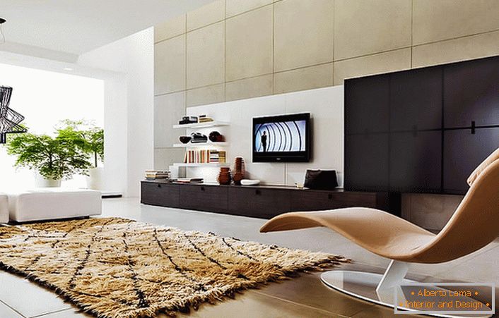 Uma escolha natural para a sala de estar: uma parede de armário modular e sofás. Um chip especial do interior é um banco de cadeira ergonómica.