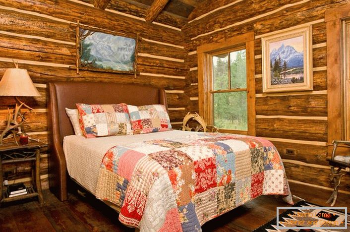 O estilo country é incorporado no quarto do pavilhão de caça. O calor e conforto no quarto - o ambiente perfeito para uma estadia relaxante.