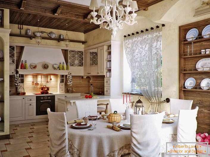 Cozinha aconchegante em estilo rústico. Destacam-se as prateleiras decorativas em madeira para chapas e outros utensílios. 