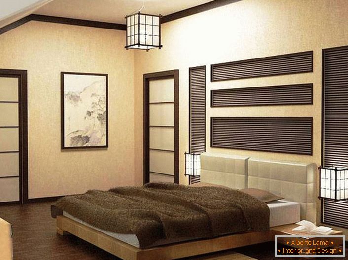 O quarto no estilo do minimalismo japonês é decorado em tons de bege e marrom. A atenção é atraída pelos dispositivos de iluminação. Candelabro de teto é feito em um design com luzes de cabeceira. 