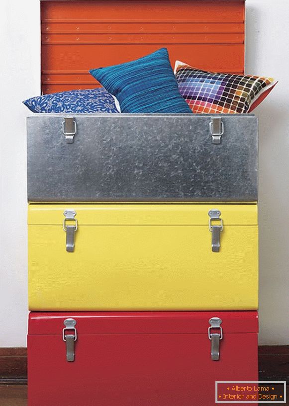 Almofadas multicoloridas em uma mala