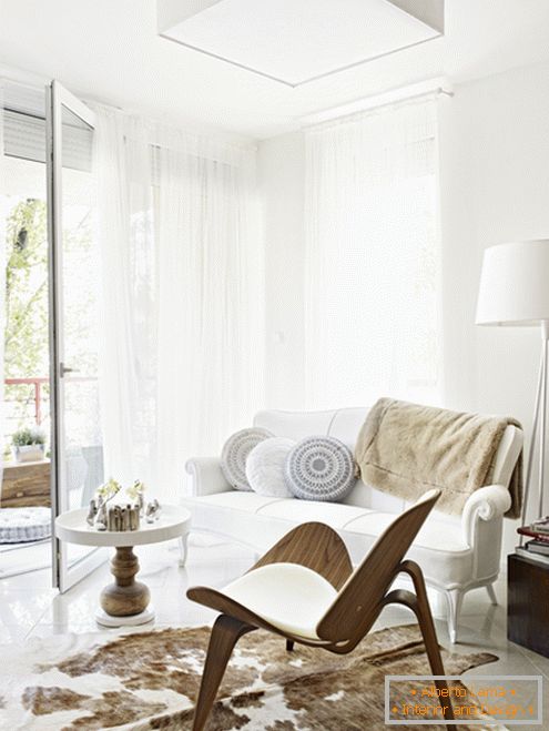 Design de interiores de um pequeno apartamento em cores claras