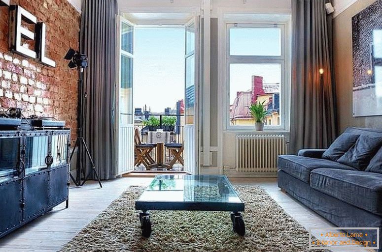 Elegante sala de estar de um pequeno apartamento na Suécia