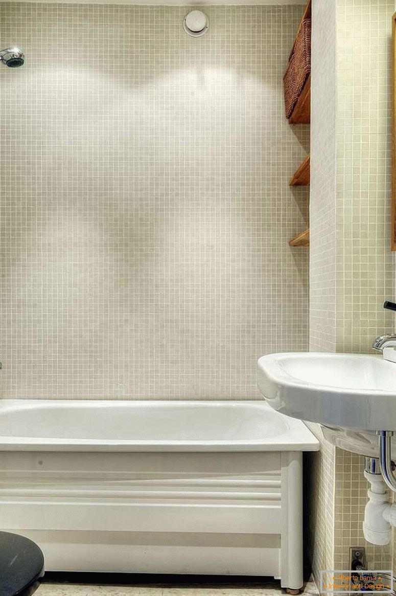 Elegante casa de banho de um pequeno apartamento na Suécia