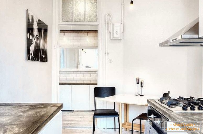 Elegante cozinha de um pequeno apartamento na Suécia