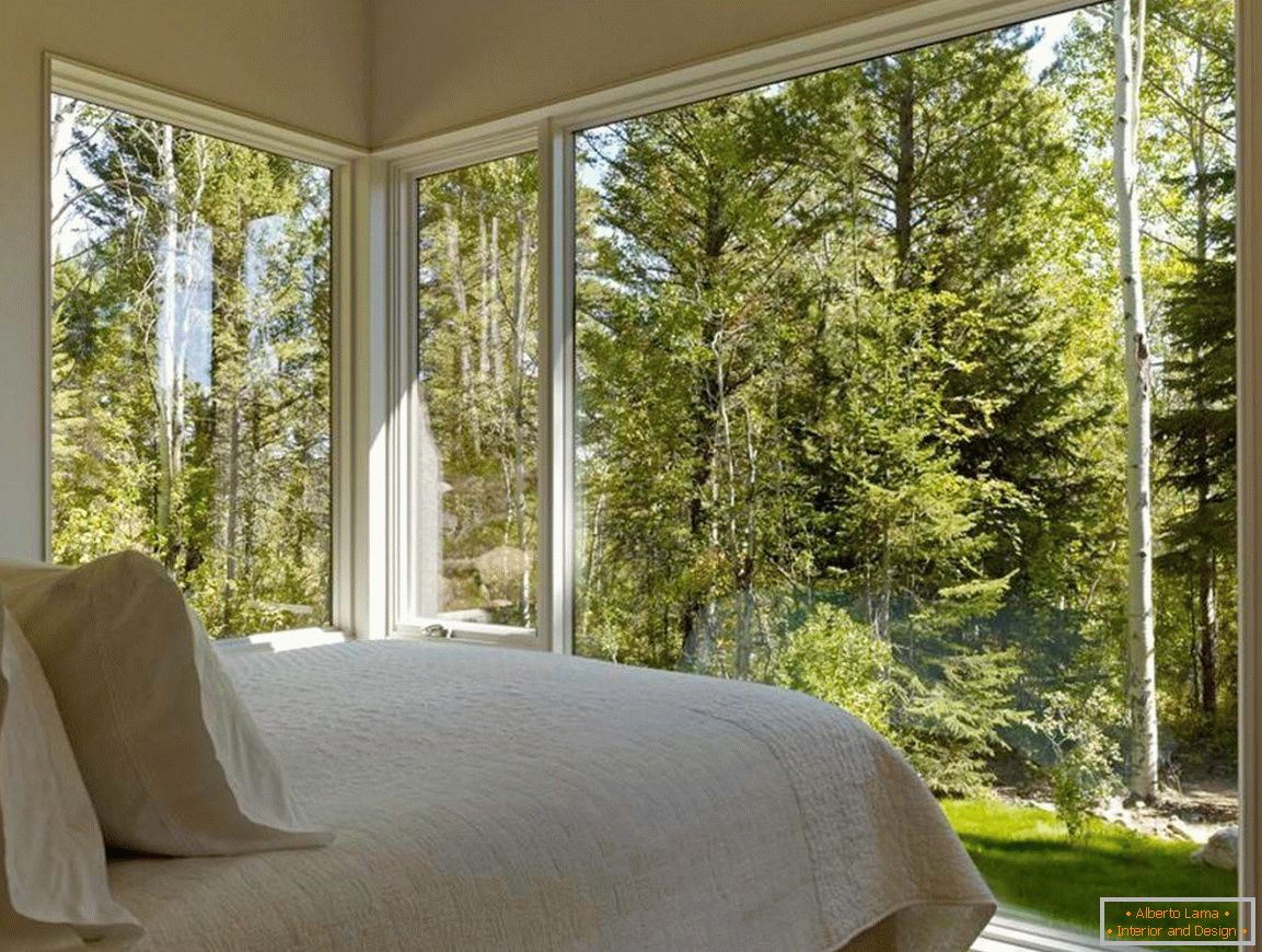 O quarto с видом на лес