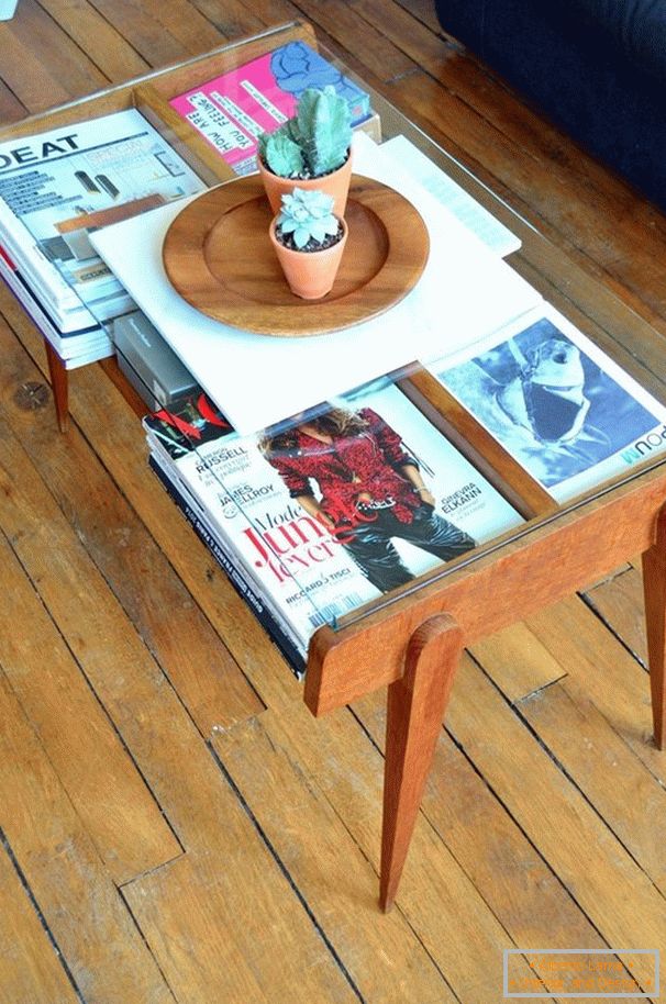 Revistas na mesa sob o vidro