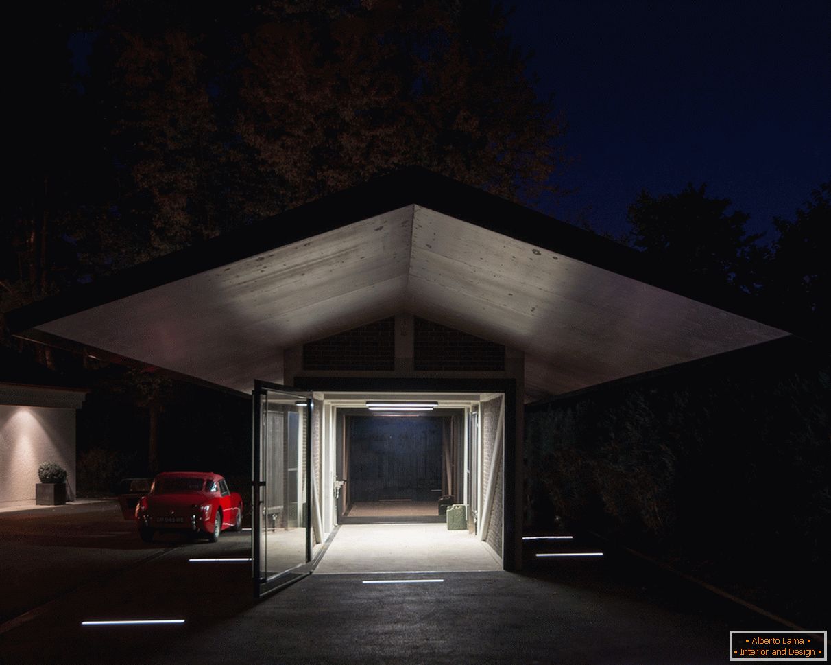 Iluminação de noite da garagem com um dossel
