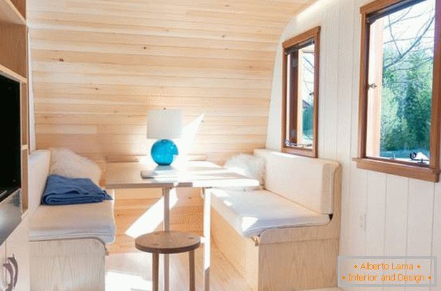 Mini-casa confortável: uma foto de Ontário - um interior claro