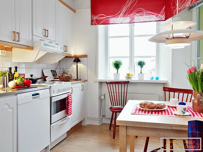 A cor branca em combinação com o vermelho nobre melhora visualmente a cozinha. Acentos brilhantes e saturados tornam a sala elegante e criativa. 