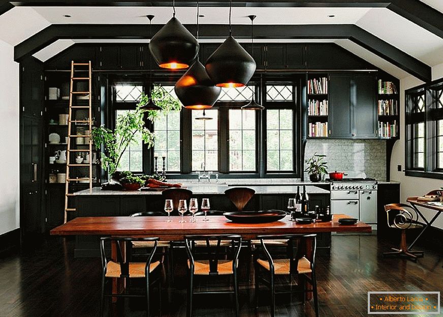 Design de móveis para uma pequena cozinha em uma cor escura