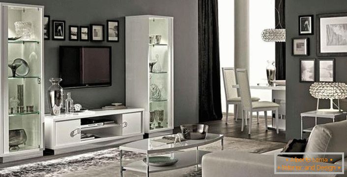 Mobiliário de luz elegante contra um interior cinza claro.