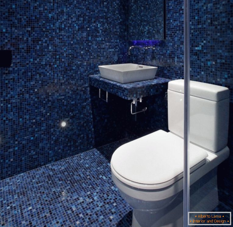 Mosaico azul no desenho do vaso sanitário