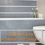 A combinação de azulejos e mosaicos no design do banheiro