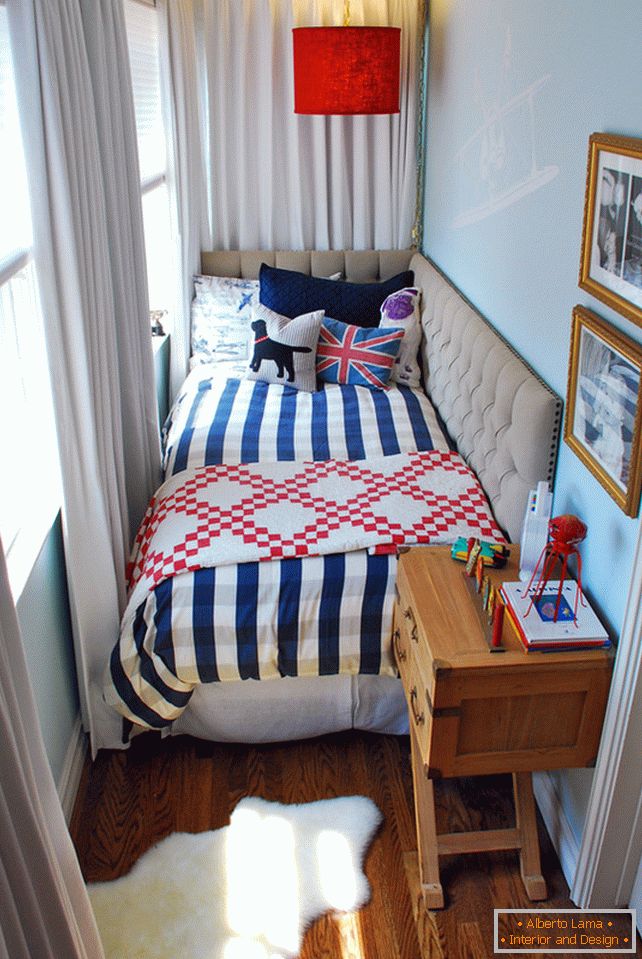 Uma mesa de cabeceira perto da cama em um pequeno quarto