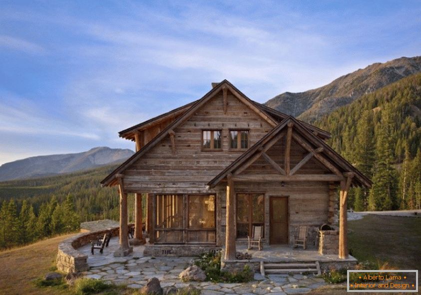 Casa de madeira de luxo nas montanhas
