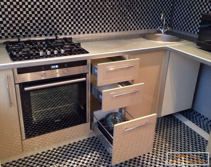 Mobiliário confortável e funcional em uma pequena cozinha.