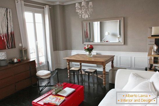 Sala de estar de um pequeno apartamento em Paris