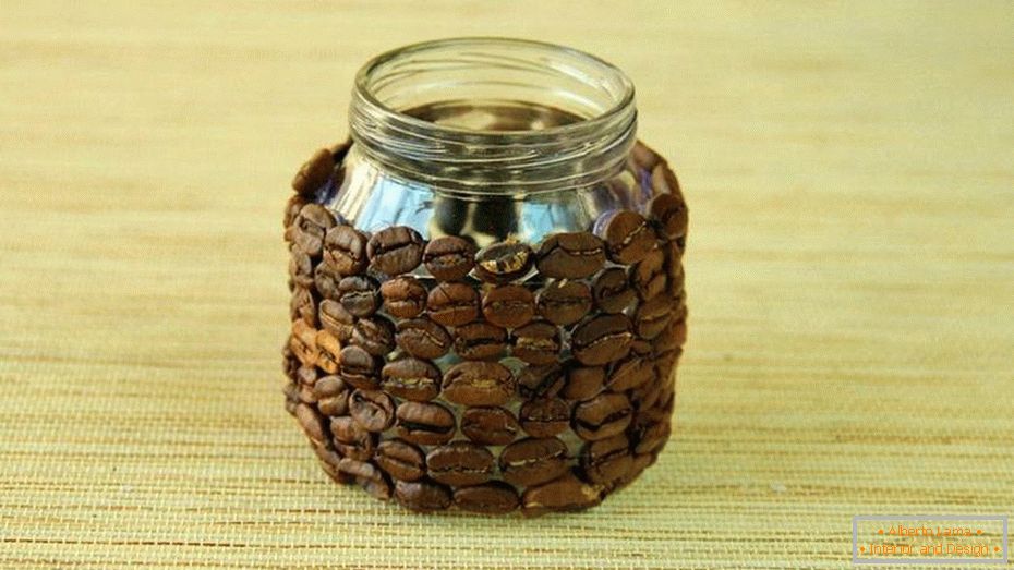 Uma lata de grãos de café
