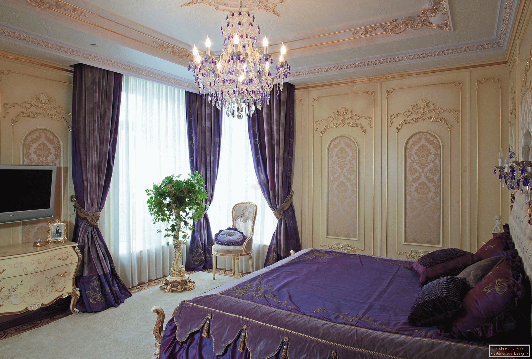 Quarto elegante em estilo barroco. Um conceito de design sutil - cortinas roxas escuras são combinadas com a cama combinada em tom.