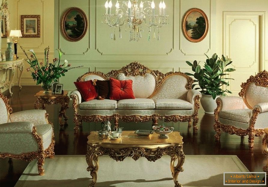 O quarto de hóspedes está em tons suaves de oliva. Móveis com costas e pernas esculpidas são combinados de acordo com o estilo do barroco.