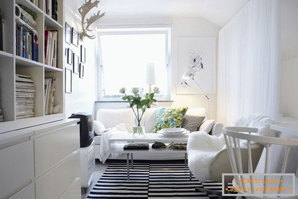 Interior moderno de uma pequena sala de estar