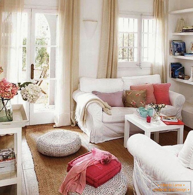 Interior moderno de uma pequena sala de estar