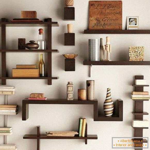 Prateleiras de madeira na parede para livros e decoração