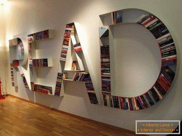 Estante de livros na parede - foto de um modelo incomum