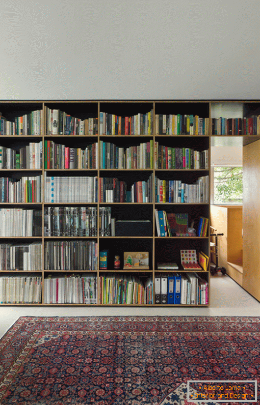 Estantes de livros em um pequeno estúdio