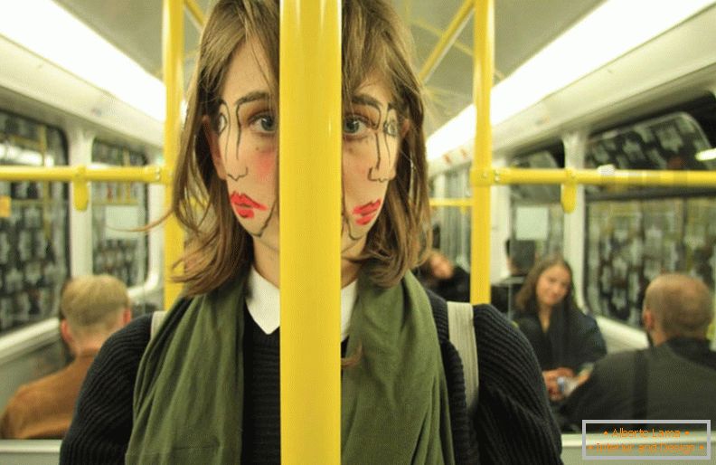 Menina de duas caras no transporte do artista Sebastian Bieniek