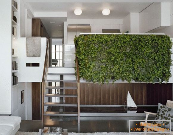Plantas no interior de um apartamento de dois andares