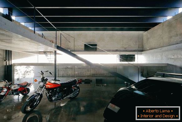 Motocicleta no interior de uma garagem em casa