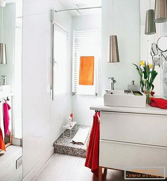 Banheiro brilhante de um pequeno apartamento na Espanha