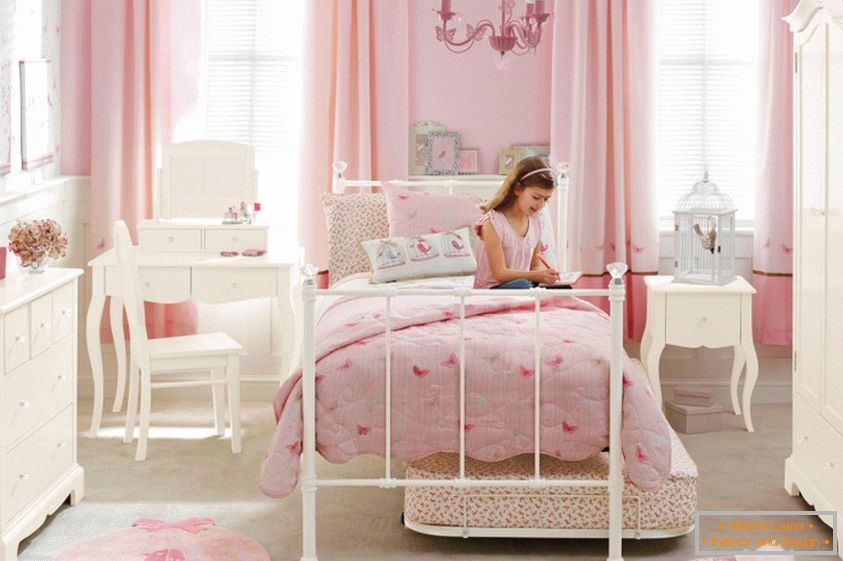 Design de um quarto de crianças em tons de rosa