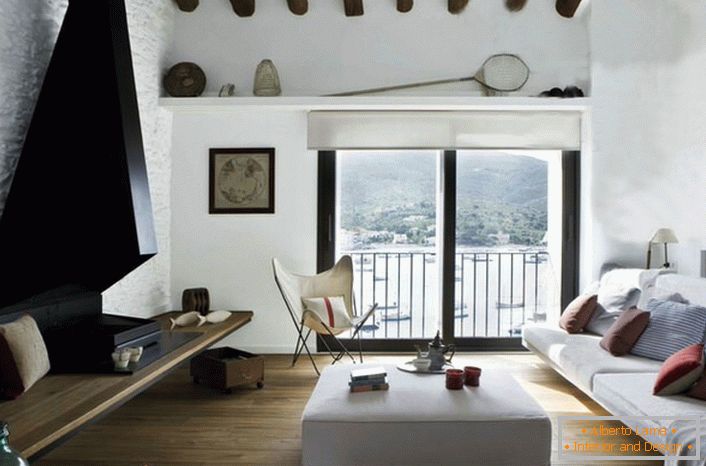 O estilo mediterrânico implica um interior bem iluminado. Portanto, as janelas da sala não são penduradas com cortinas ou cortinas grossas.