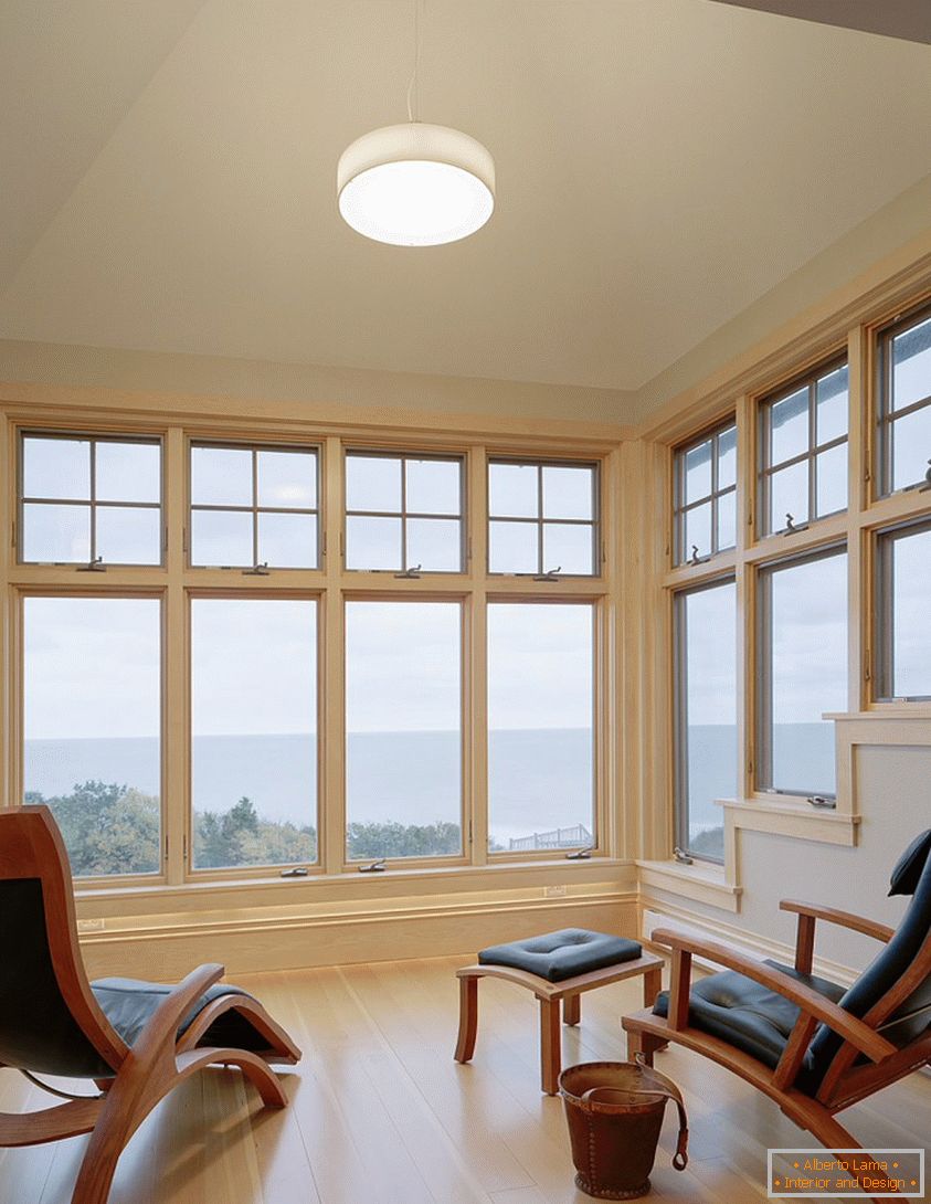 Sala ideal com grandes janelas e pisos de madeira